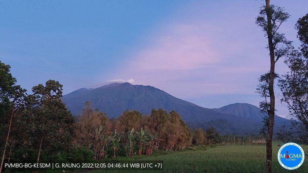 Semeru Erupsi, Gunung Raung Ikutan Mengeluarkan Abu Vulkanik