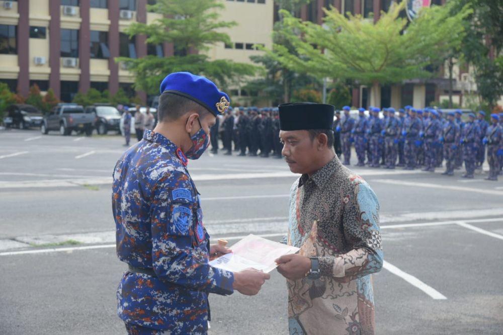 Kapolri Beri Tali Asih Orang Tua Brimob Polda Lampung Gugur di Papua