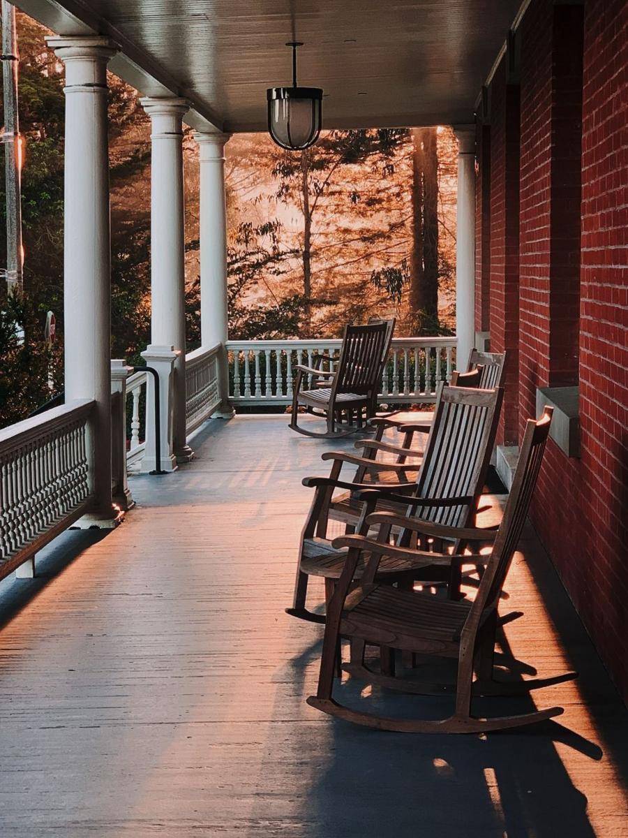 Desain tiang teras rumah (unsplash.com/Jon Tyson)