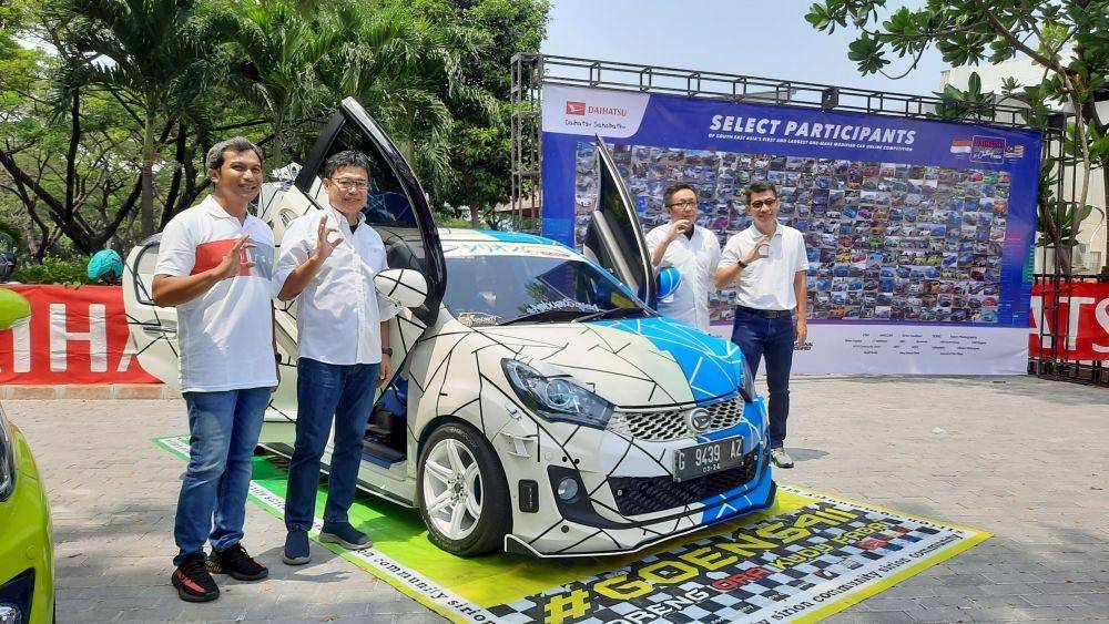 Manajemen Daihatsu dan HIN berfoto di depan salah satu mobil modifikasi (dok. ADM)
