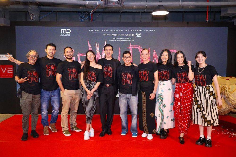 Manoj Punjabi bersama sederet para pemain Sewu Dino (dok. MD Pictures/Sewu Dino)