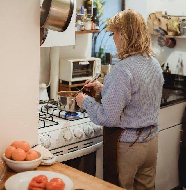 ilustrasi memasak gula (pexels.com/Teona Swift)