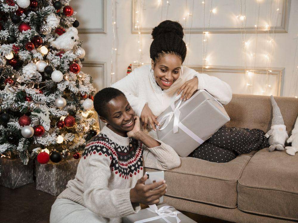 momen bahagia perayaan Natal (pexels.com/Ekaterina Bolovtsova)