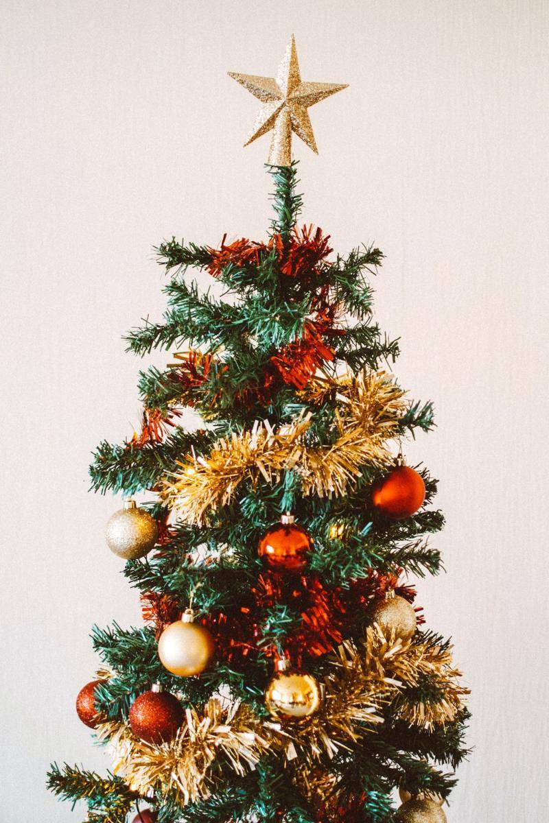 aksesoris Natal berwarna merah, hijau, dan emas (pexels.com/Lisa Fotios)