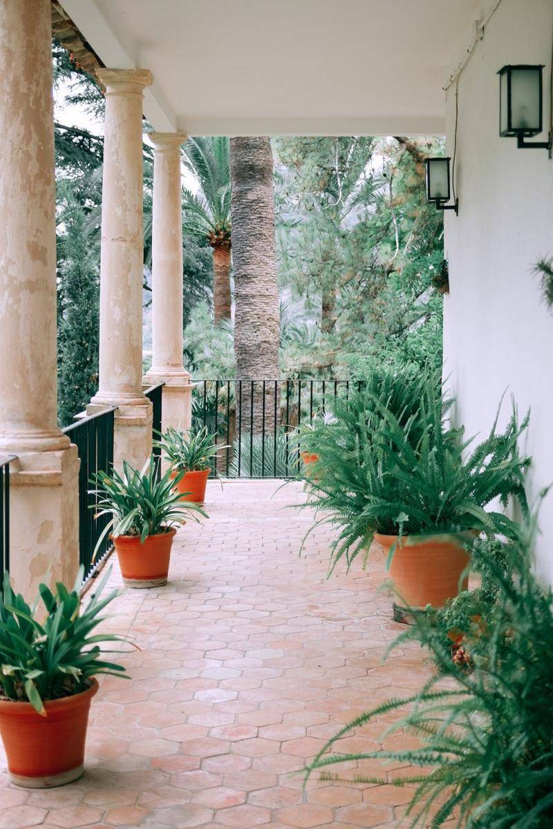 Desain tiang teras rumah (pexels.com/Maria Orlova)