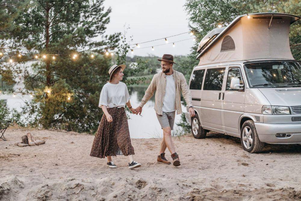 ilustrasi pasangan camping (pexels.com/pavel danilyuk)