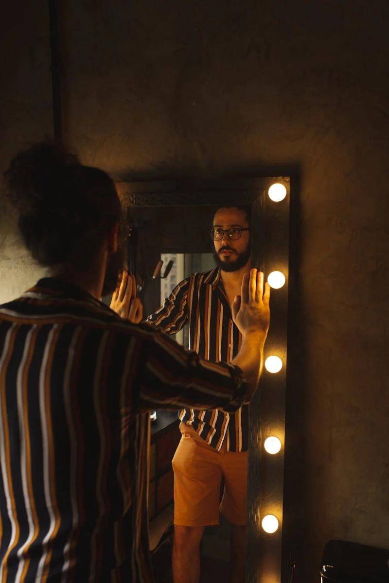 ilustrasi rectangular mirror dengan lampu kuning (pexels.com/Lucas Pezeta)