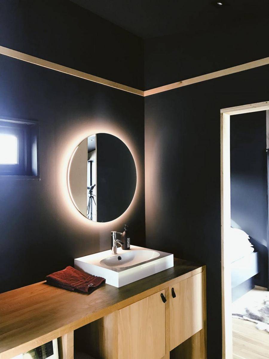 ilustrasi cermin LED (pexels.com/julie aagaard)