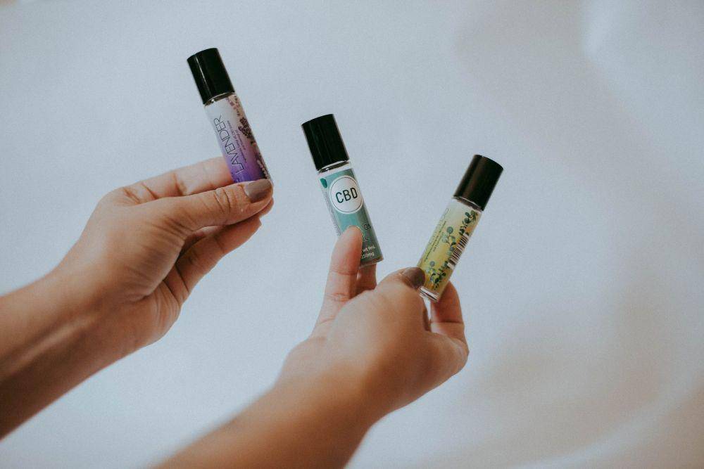 ilustrasi memegang essential oil (pexels.com/Laryssa Suaid)