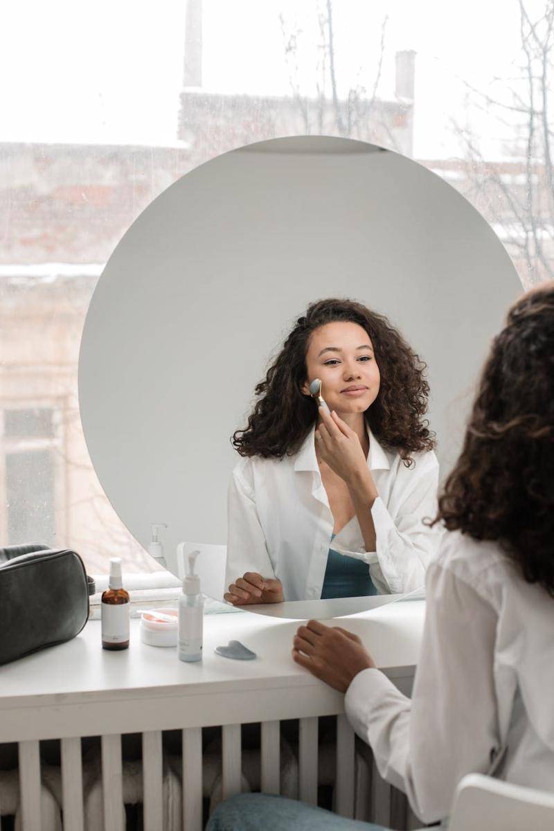 ilustrasi round frameless mirror (pexels.com/Pavel Danilyuk)