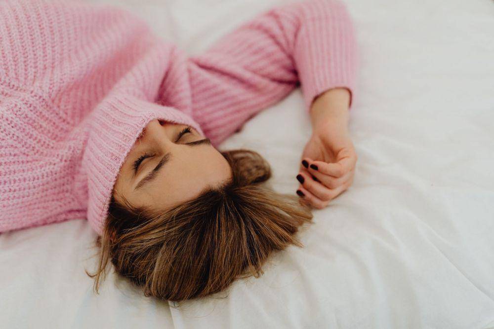 ilustrasi tidur dengan memakai sweater (pexels.com/Karolina Grabowska)