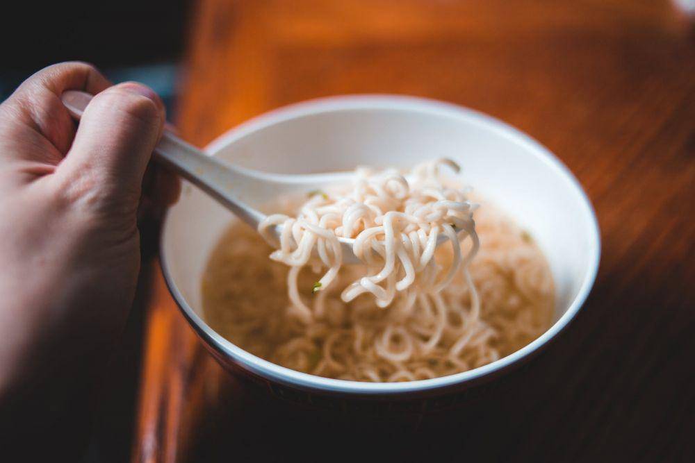 ilustrasi makan mie (pexels.com/Erik Mclean)