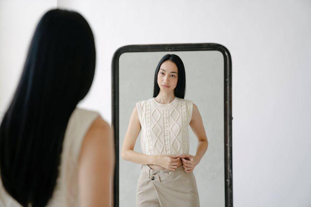 ilustrasi black frame mirror (pexels.com/John Diez)
