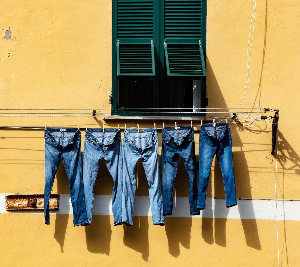 ilustrasi menjemur baju dekat jendela (unsplash.com/ Ricardo Gomez Angel)