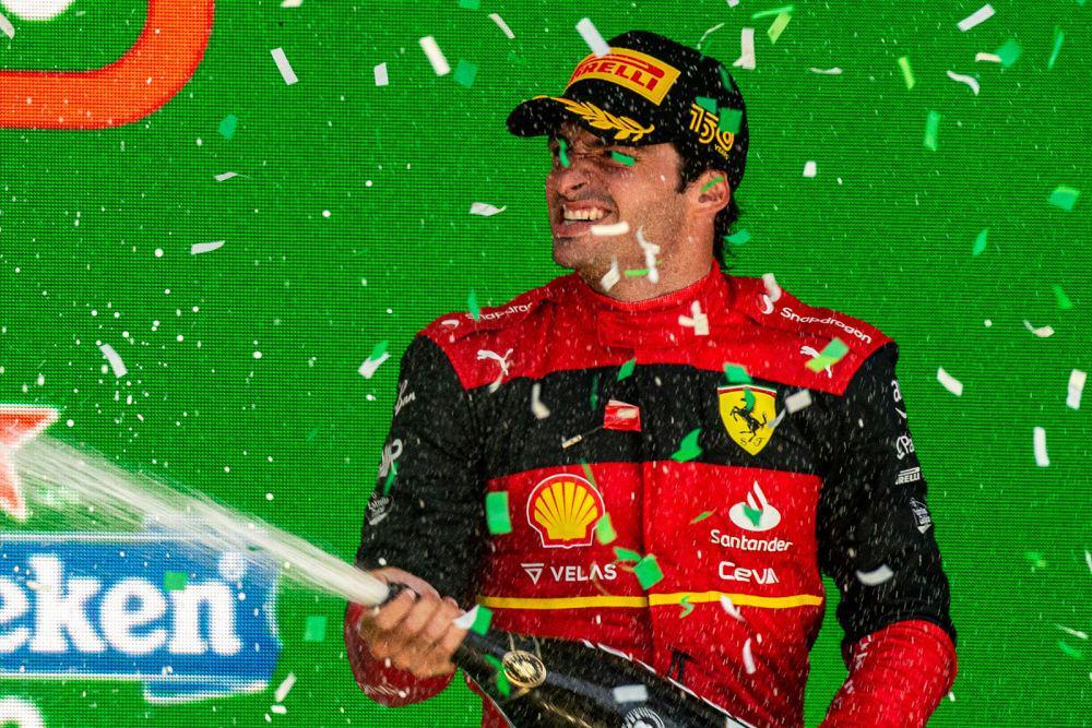 Carlos Sainz melakukan selebrasi usai menjadi juara ketiga di GP Brasil 2022. (ferrari.com)