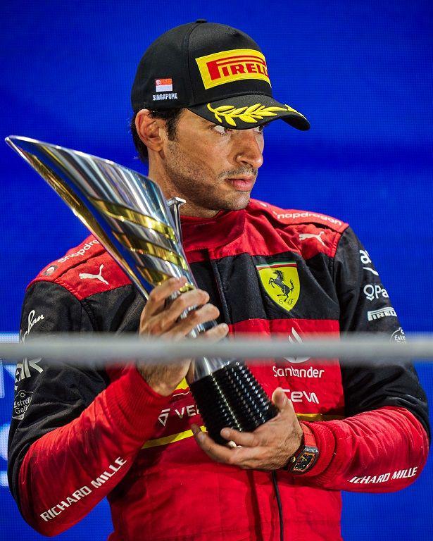 Carlos Sainz memegang trofi juara ketiga di GP Singapura 2022. (twitter.com/Scuderia Ferrari)