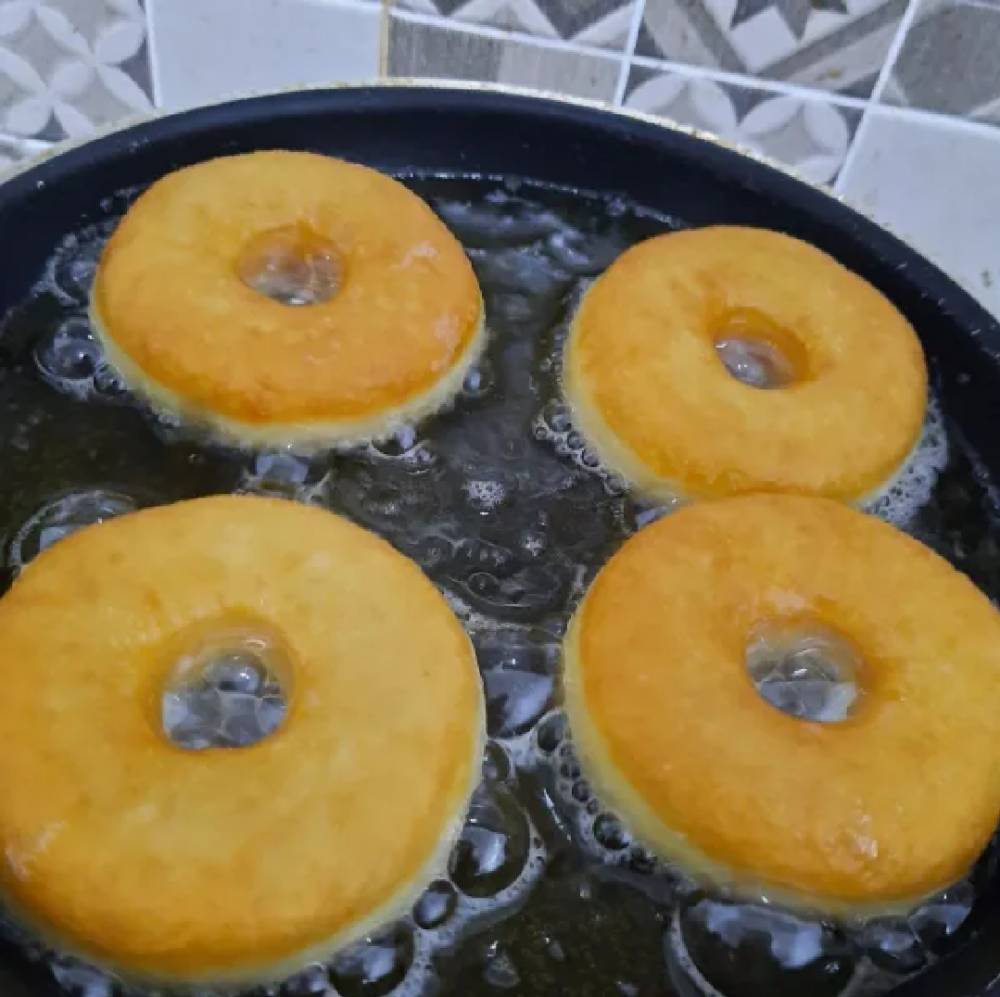 ilustrasi goreng adonan donat sampai kuning kecokelatan (yummy.co.id/Anisa Ajeng)