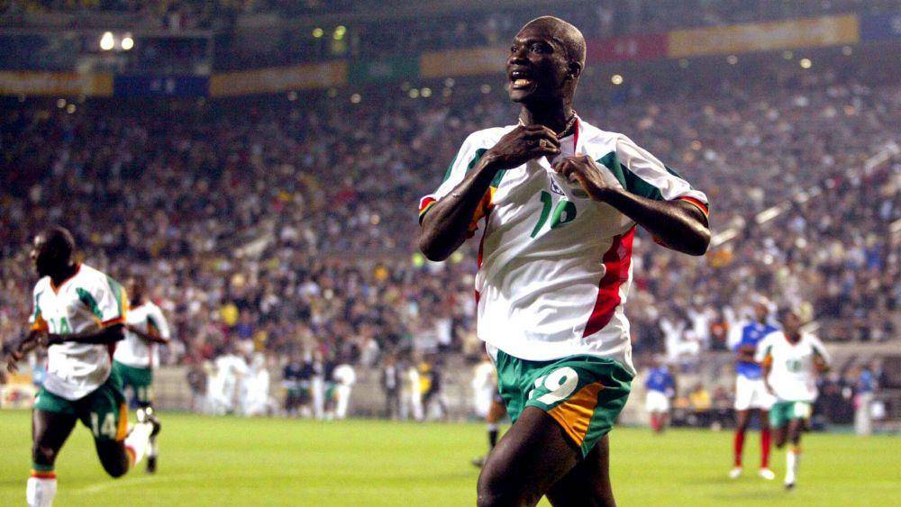 Legenda Senegal, Papa Bouba Dioup, setelah cetak gol ke Gawang Prancis pada Piala Dunia 2002. (twitter.com/fifaworldcup)