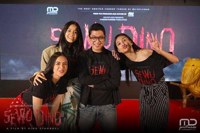 Foto Kimo Stamboel bersama deretan para pemain (dok. MD Pictures/Sewu Dino)
