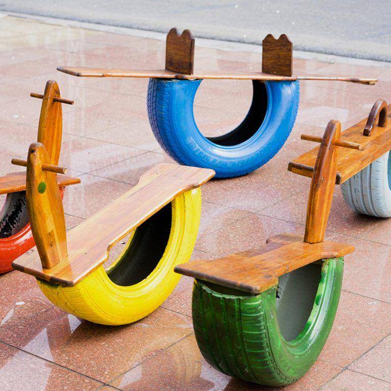 Jungkat-jungkit sederhana dari ban bekas (familyhandyman.com/Alexa Erickson)