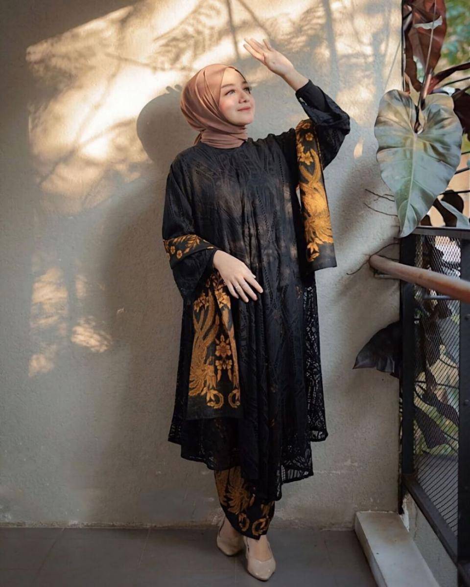 Inspirasi kebaya tunik hitam ala Antik Arifani (instagram.com/antikarifani)
