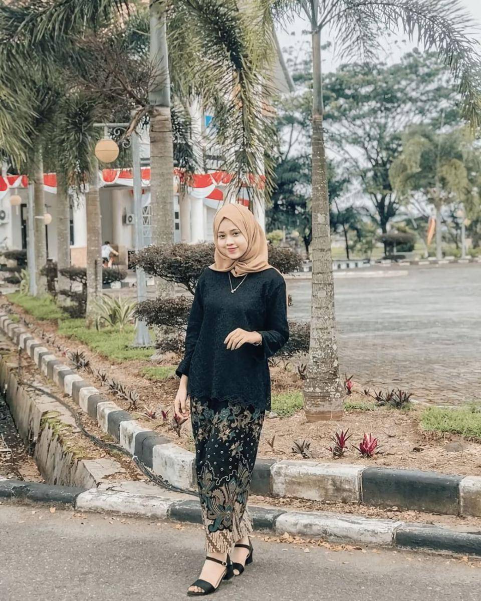 Inspirasi kebaya tunik hitam ala Nabila EFD (instagram.com/nabilaefd_)