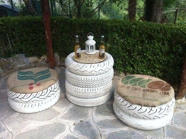 satu set meja dan kursi bergaya vintage (boredpanda.com/Julija Nėjė)