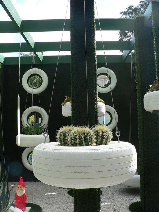 Pot tanaman dari ban bekas (boredpanda.com/Julija Nėjė)