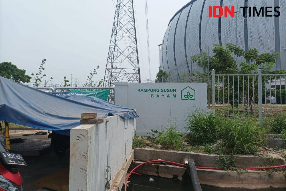 Warga Kampung Bayam dirikan tenda untuk tempat tinggal di lingkungan Jakarta Stadium Internasional, Senin (5/12/2022). (IDN Times/Dini Suciatiningrum)