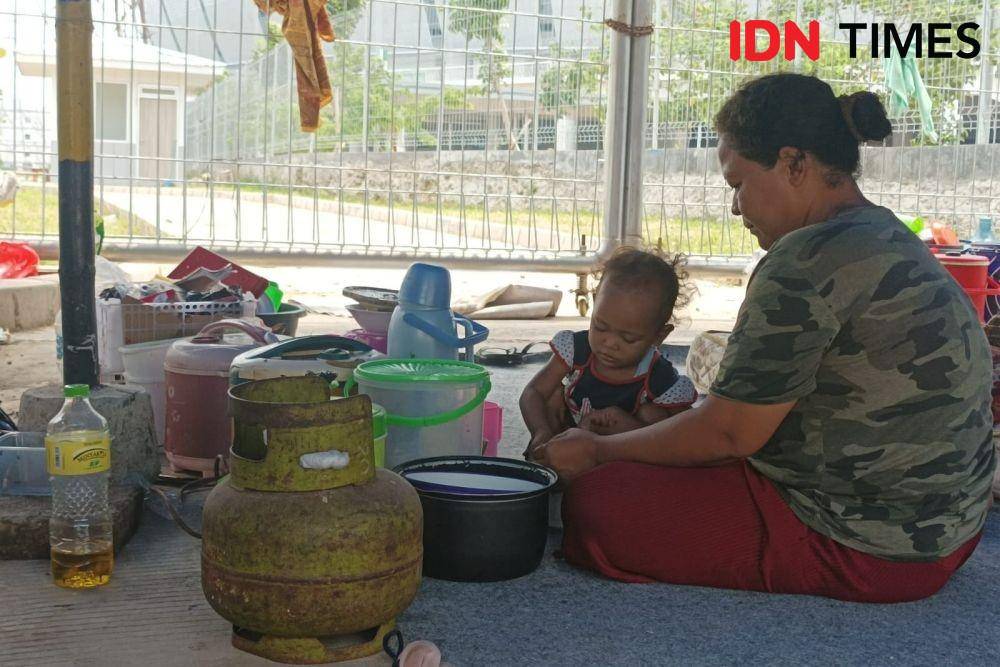 Warga Kampung Bayam dirikan tenda untuk tempat tinggal di lingkungan Jakarta Stadium Internasional, Senin (5/12/2022). (IDN Times/Dini Suciatiningrum)
