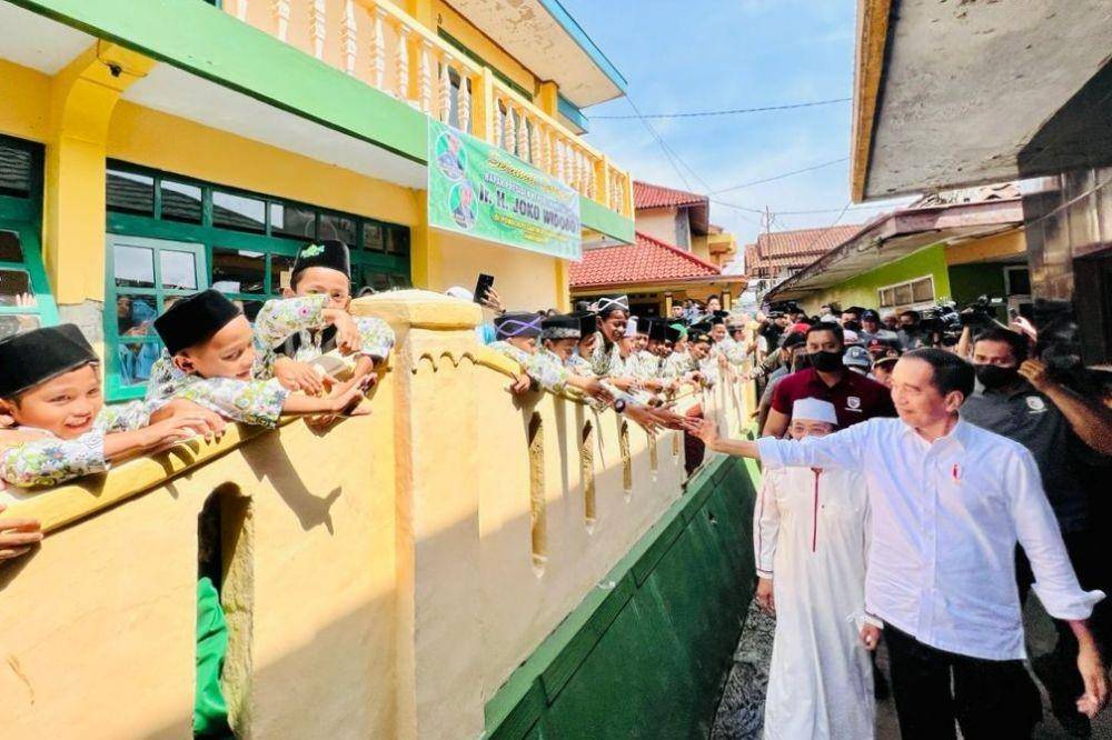 Presiden Jokowi bagi-bagi bantuan ke pengungsi dan santri di Cianjur (dok. Sekretariat Presiden)
