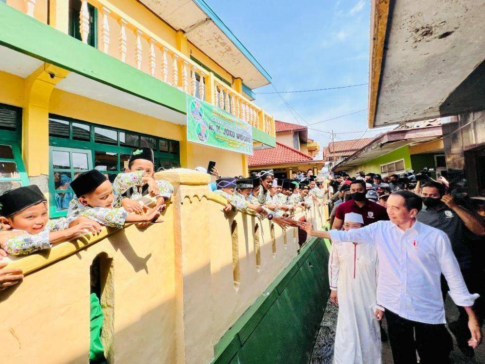Jokowi bagi-bagi bantuan ke pengungsi dan santri. Foto: Dok Setpres.