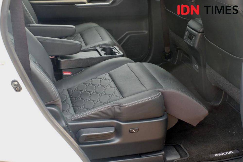 Jok captain seat dengan ottoman dan electric reclining (IDN Times/Fadhliansyah)