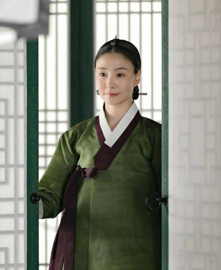Park Hyo Joo di Under the Queen's Umbrella (instagram.com/y_one_entertainment)