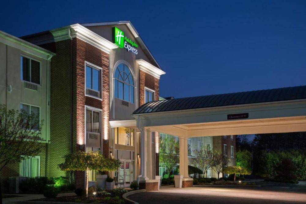Holiday Inn Express Hotel and Suites Youngstown North (booking.com)