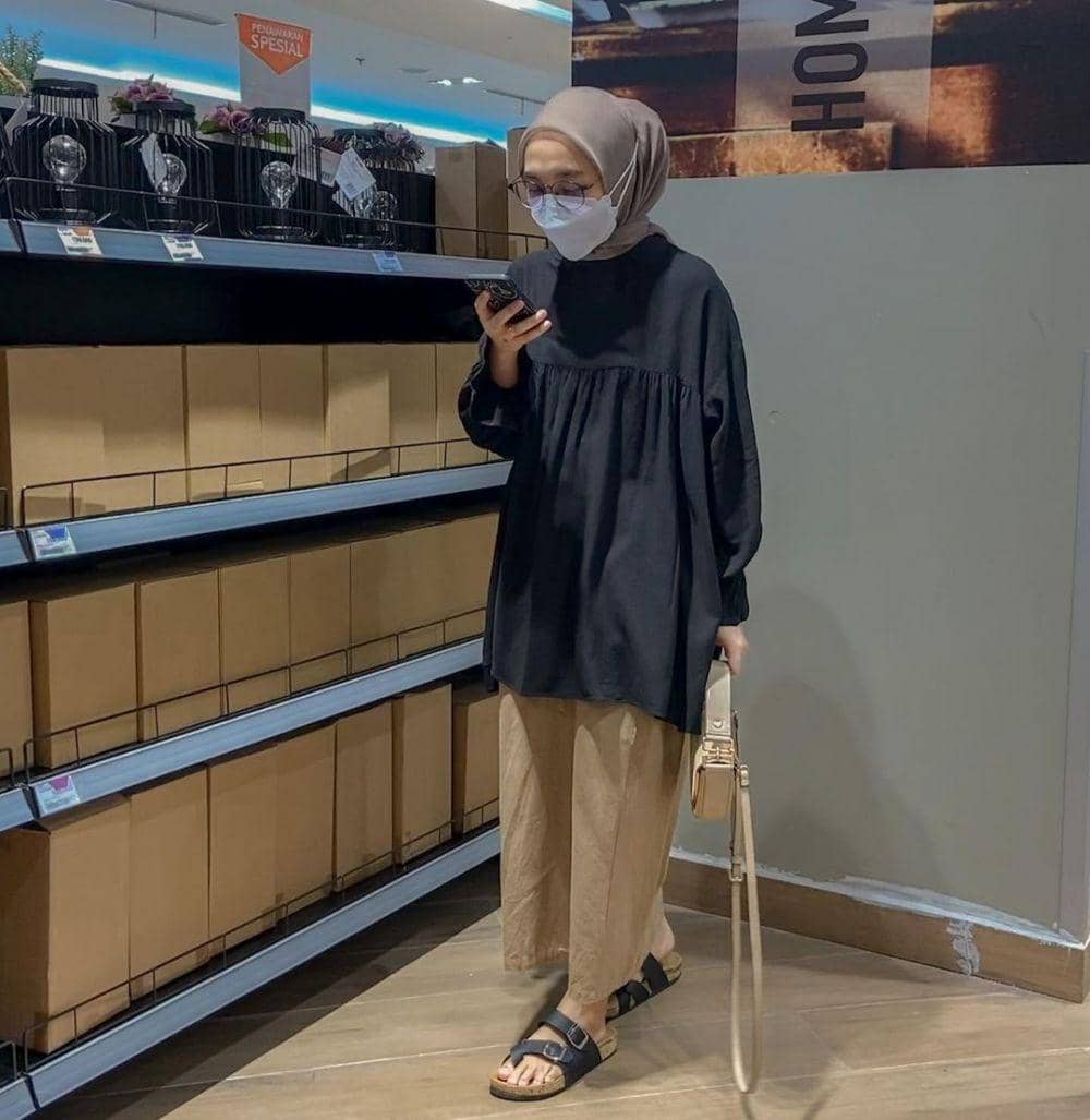 inspirasi padu padan outfit hitam ala Darma Putri (instagram.com/darmaputrii)