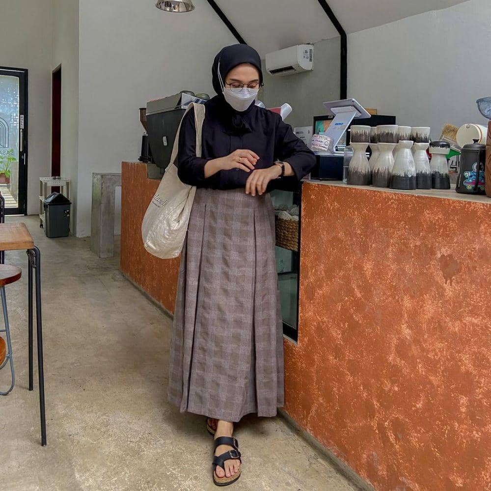 inspirasi padu padan outfit hitam ala Darma Putri (instagram.com/darmaputrii)