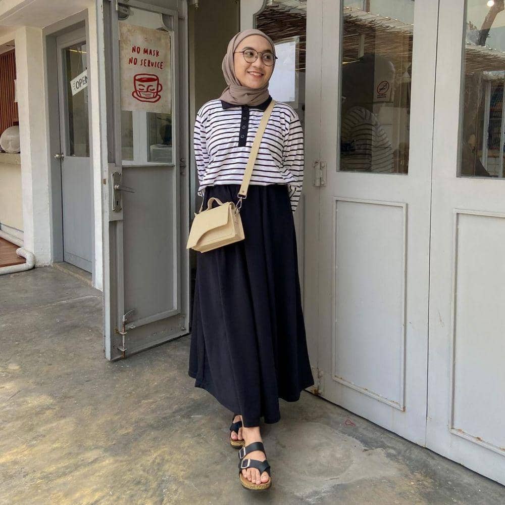 inspirasi padu padan outfit hitam ala Darma Putri (instagram.com/darmaputrii)