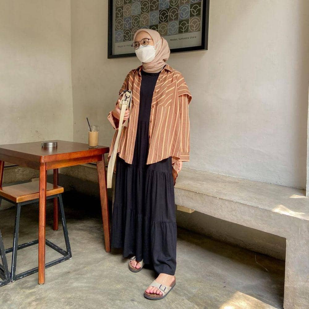 inspirasi padu padan outfit hitam ala Darma Putri (instagram.com/darmaputrii)