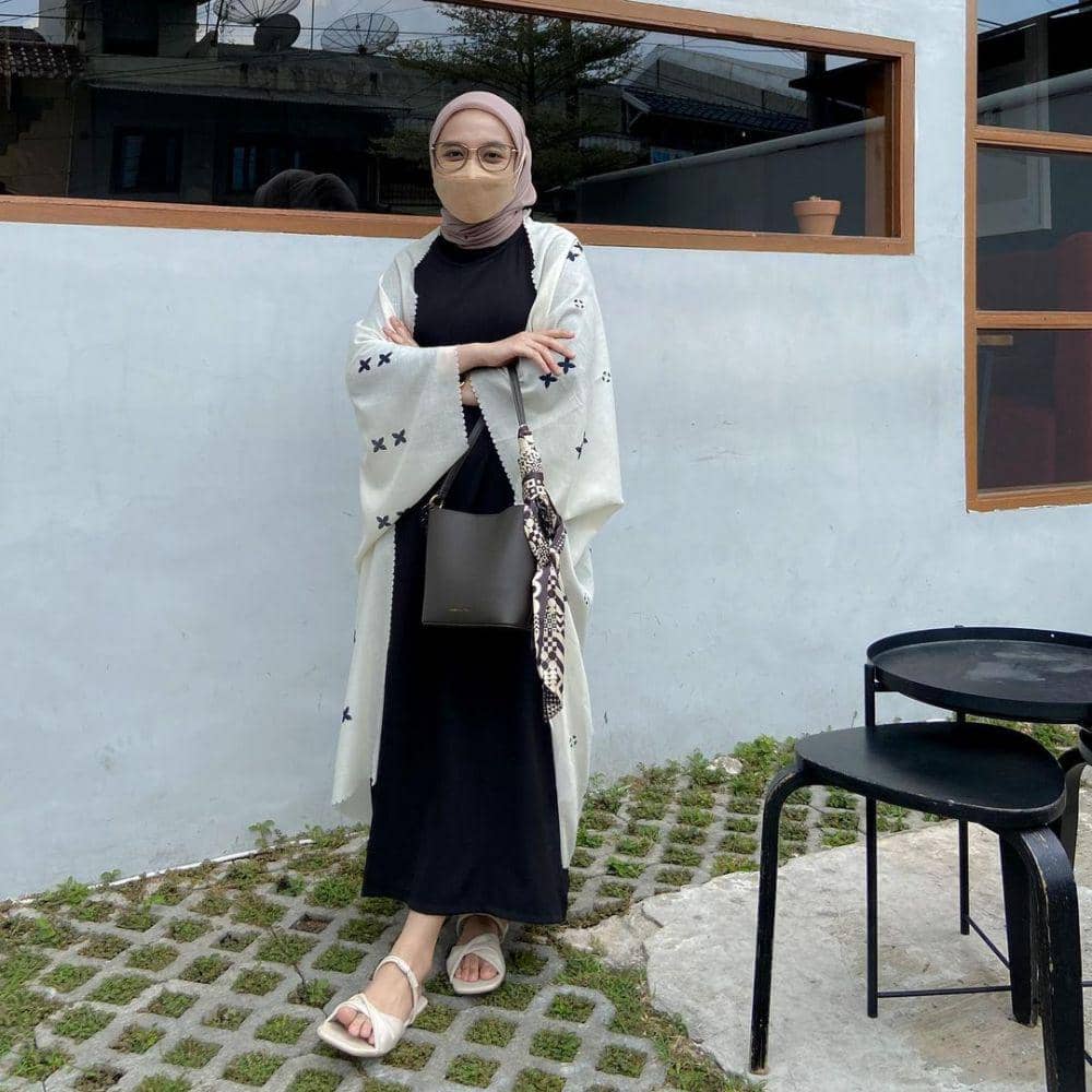 inspirasi padu padan outfit hitam ala Darma Putri (instagram.com/darmaputrii)