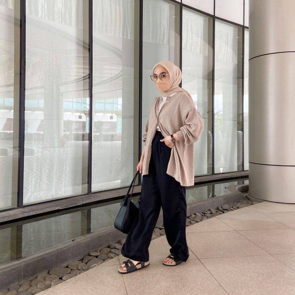 inspirasi padu padan outfit hitam ala Darma Putri (instagram.com/darmaputrii)