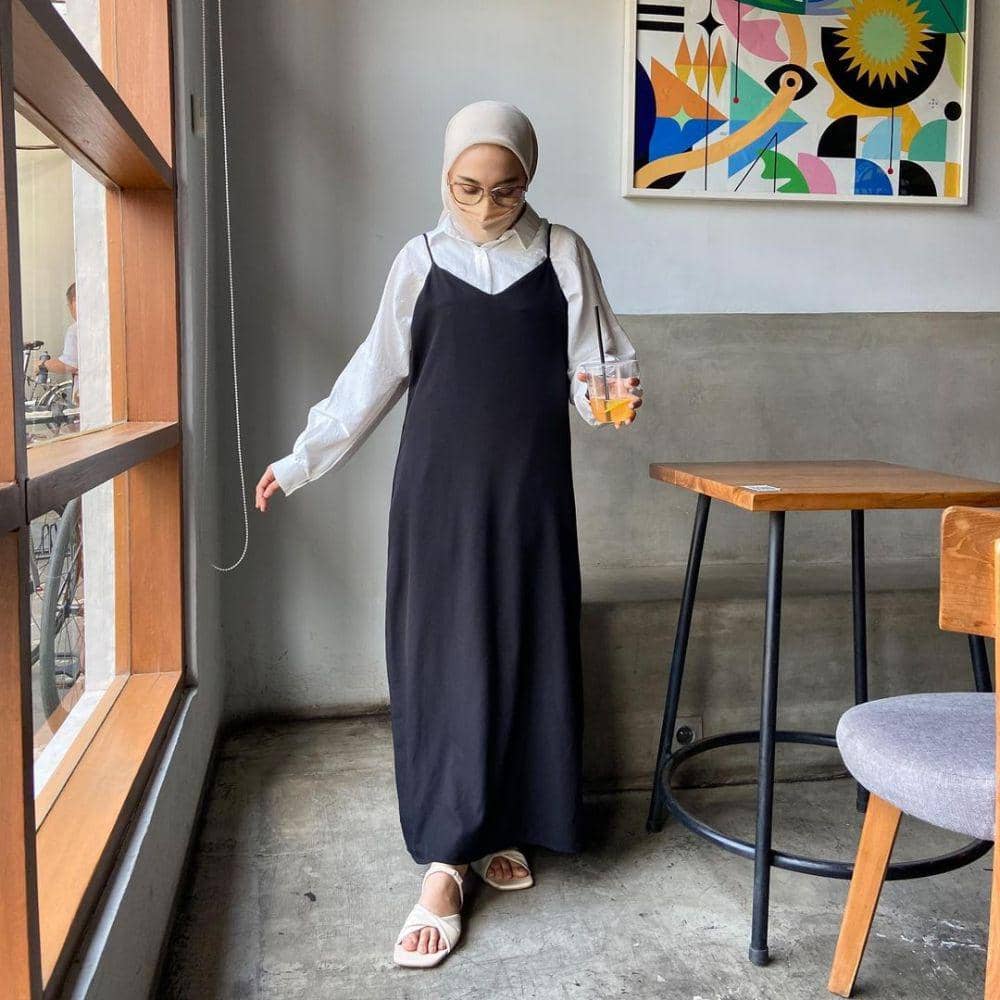 inspirasi padu padan outfit hitam ala Darma Putri (instagram.com/darmaputrii)