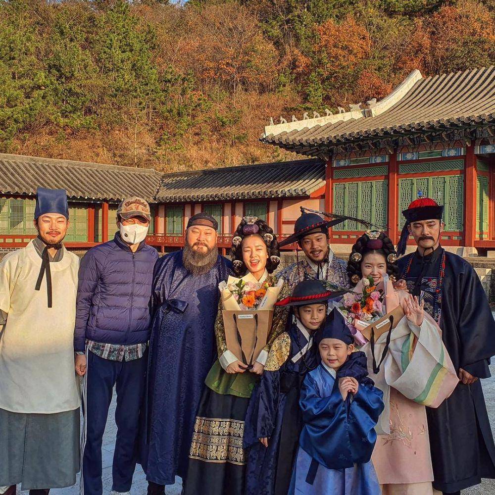 potret para pemain dan sutradara di balik layar film The Owl (instagram.com/choi_mu_sung)