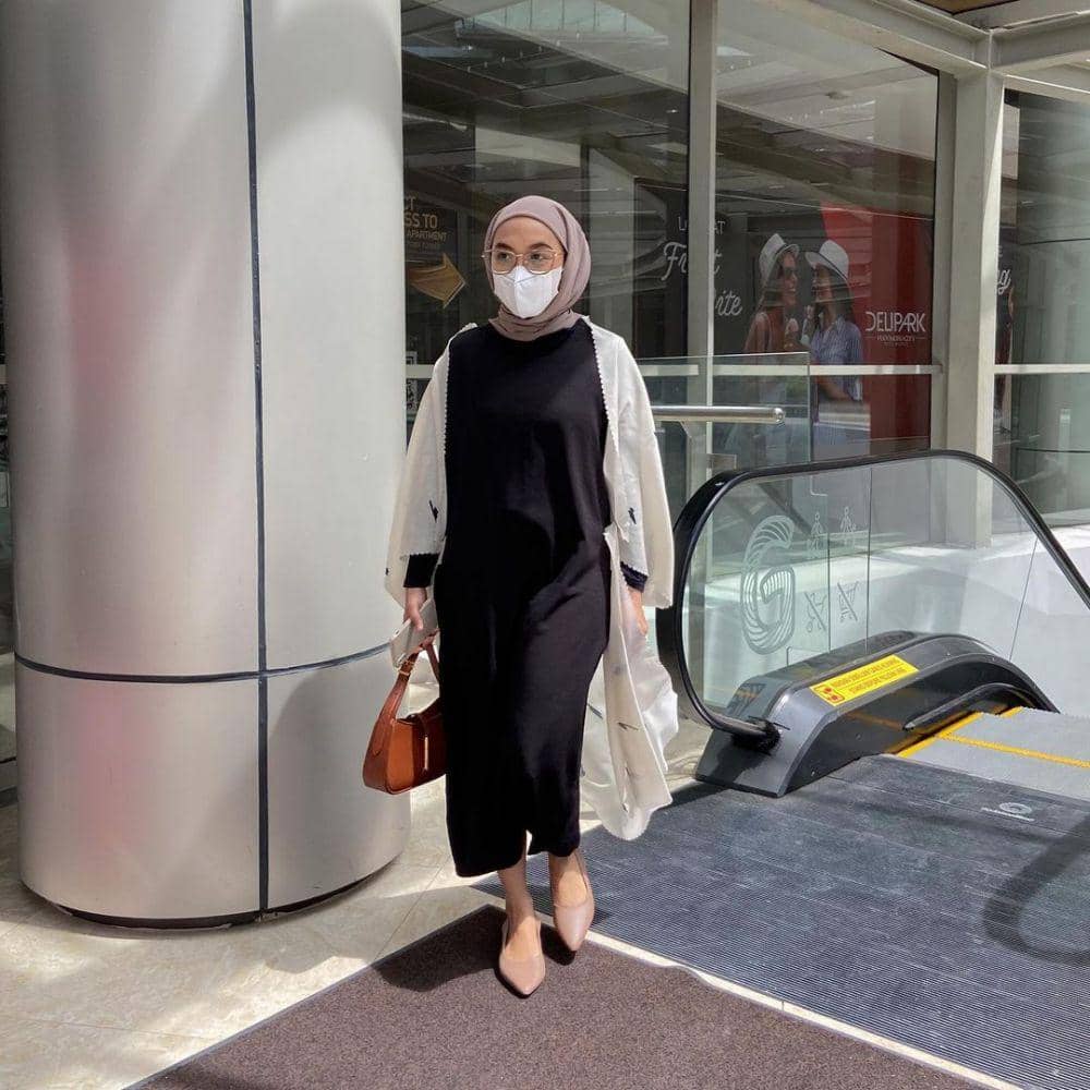 inspirasi padu padan outfit hitam ala Darma Putri (instagram.com/darmaputrii)