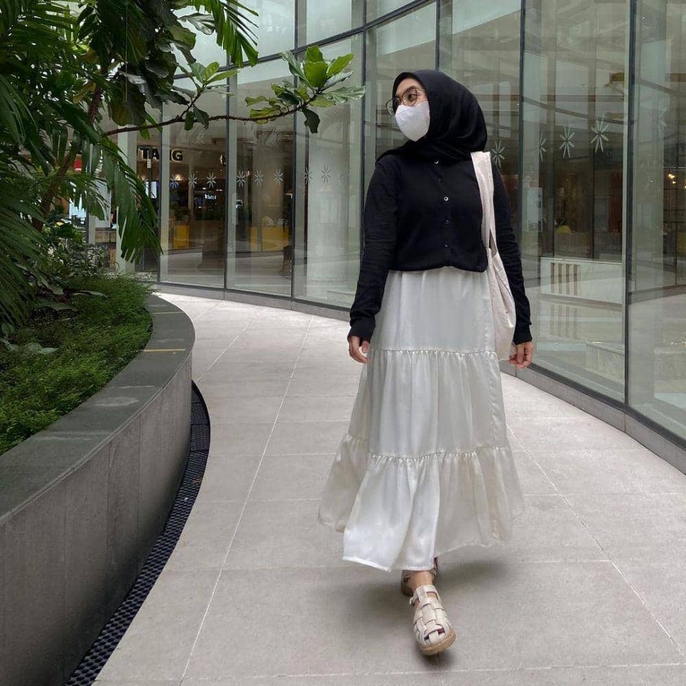 inspirasi padu padan outfit hitam ala Darma Putri (instagram.com/darmaputrii)