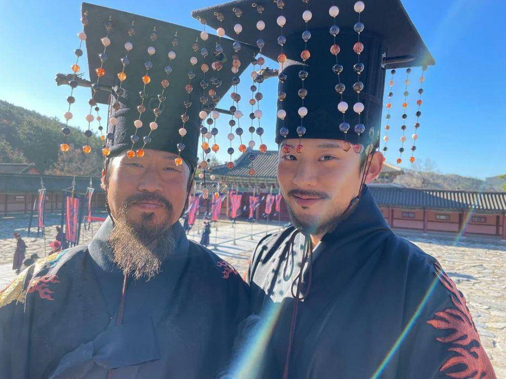 potret Yoo Hae Jin dan Kim Sung Cheol di balik layar film The Owl (instagram.com/sungcheol2)