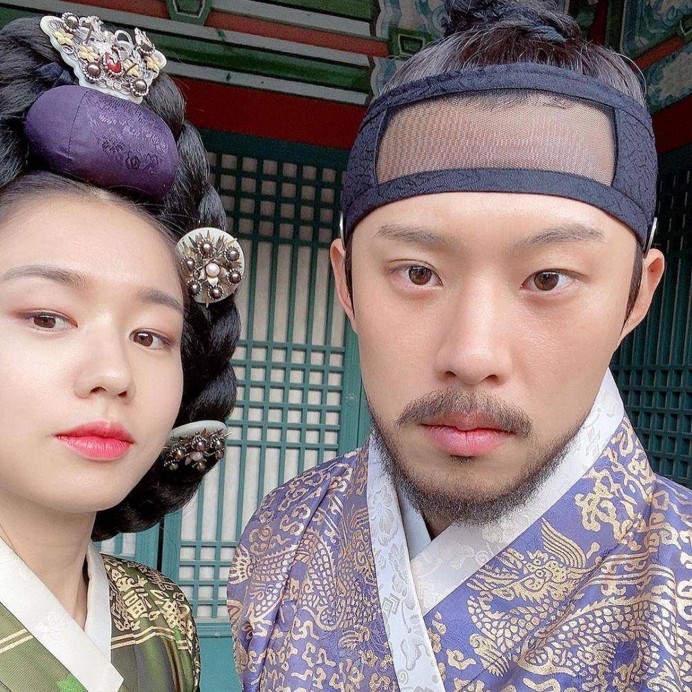 potret Ahn Eun Jin dan Kim Sung Cheol di balik layar film The Owl (instagram.com/eunjin___a)