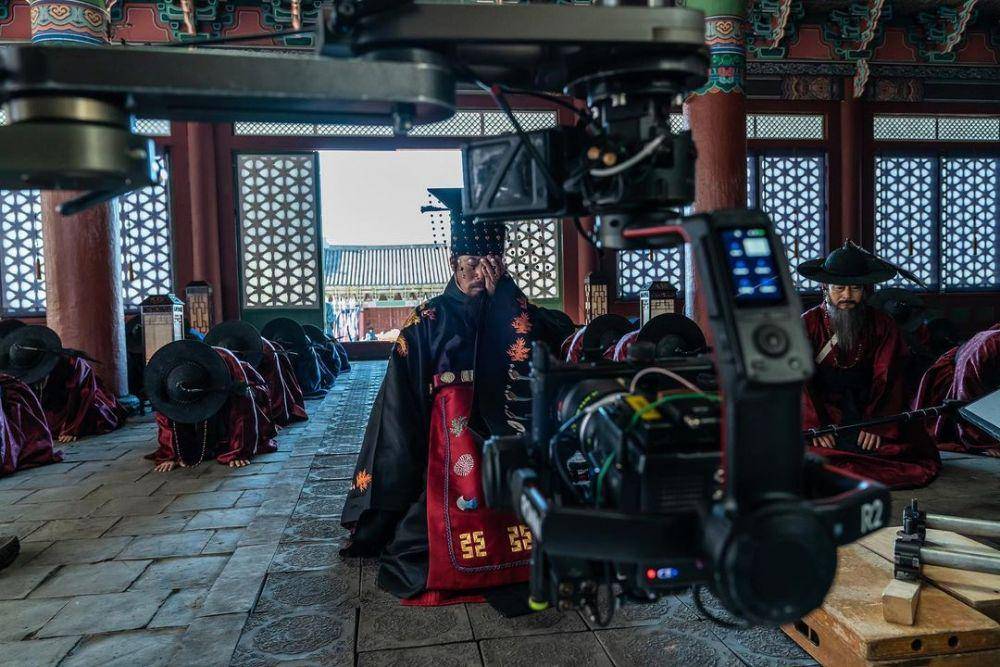 potret Yoo Hae Jin dan Jo Sung Ha saat syuting film The Owl (instagram.com/itsnew_movie)