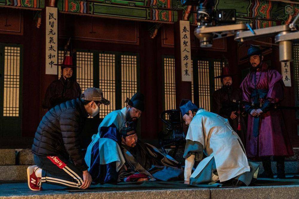 potret sutradara Ahn Tae Jin, Choi Moo Sung, Yoo Hae Jin, dan Ryu Jun Yeol saat syuting film The Owl (instagram.com/itsnew_movie)