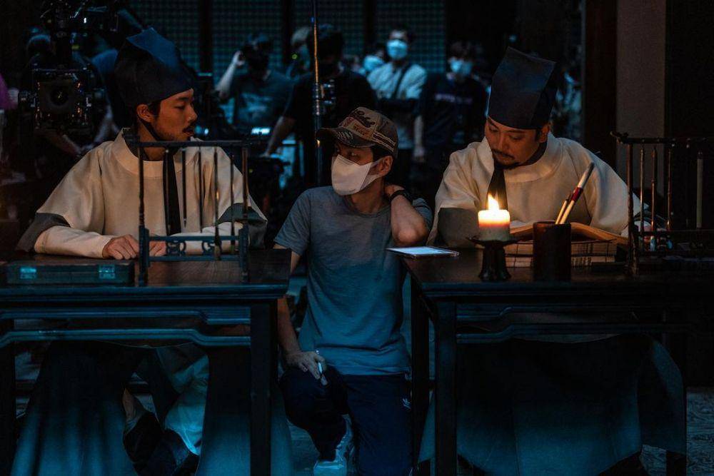 potret Ryu Jun Yeol, sutradara Ahn Tae Jin, dan Park Myung Hoon saat syuting film The Owl (instagram.com/itsnew_movie)